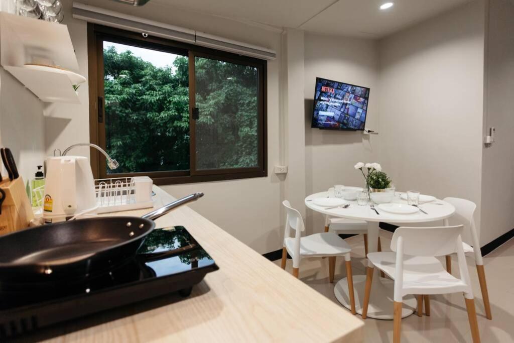 S3 Silom26 - S3 Silom Central, Large Room, Full Kitchen, Wifi, Apartment *