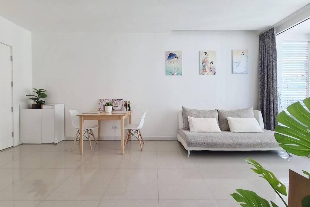 The Muji Inspired 1 Bedroom : Pool/wifi/rama9/rca *