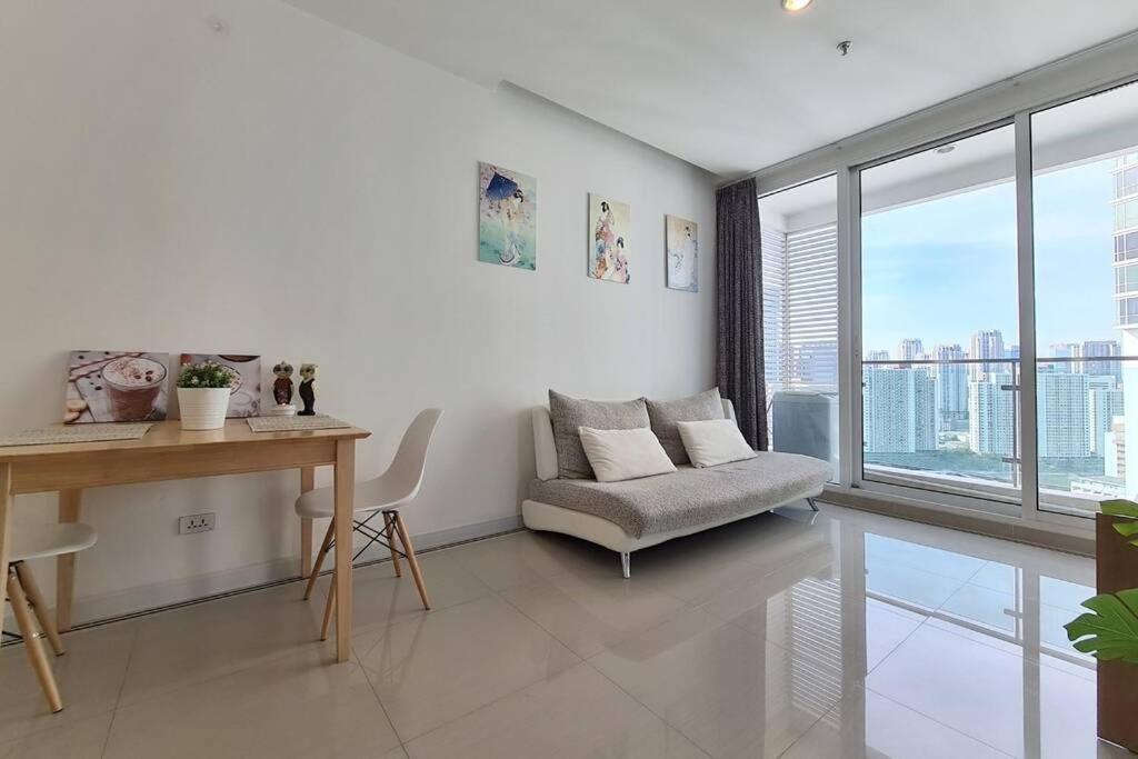 The Muji Inspired 1 Bedroom : Pool/wifi/rama9/rca *