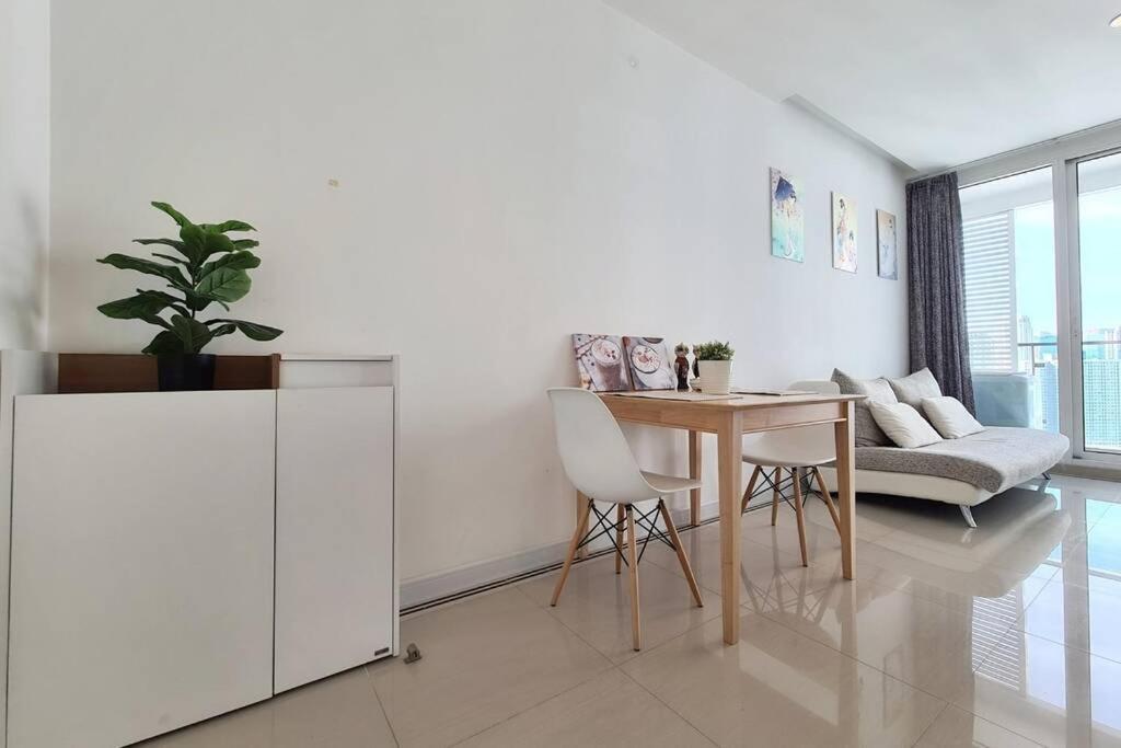 The Muji Inspired 1 Bedroom : Pool/wifi/rama9/rca Apartment *
