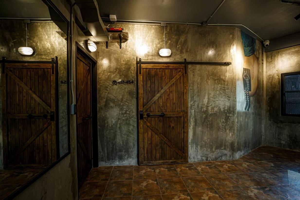 Episode 11 Hostel *