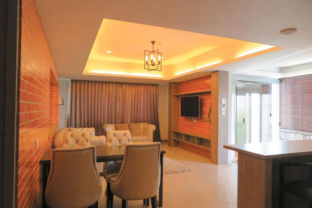 V20 Boutique Jacuzzi Hotel