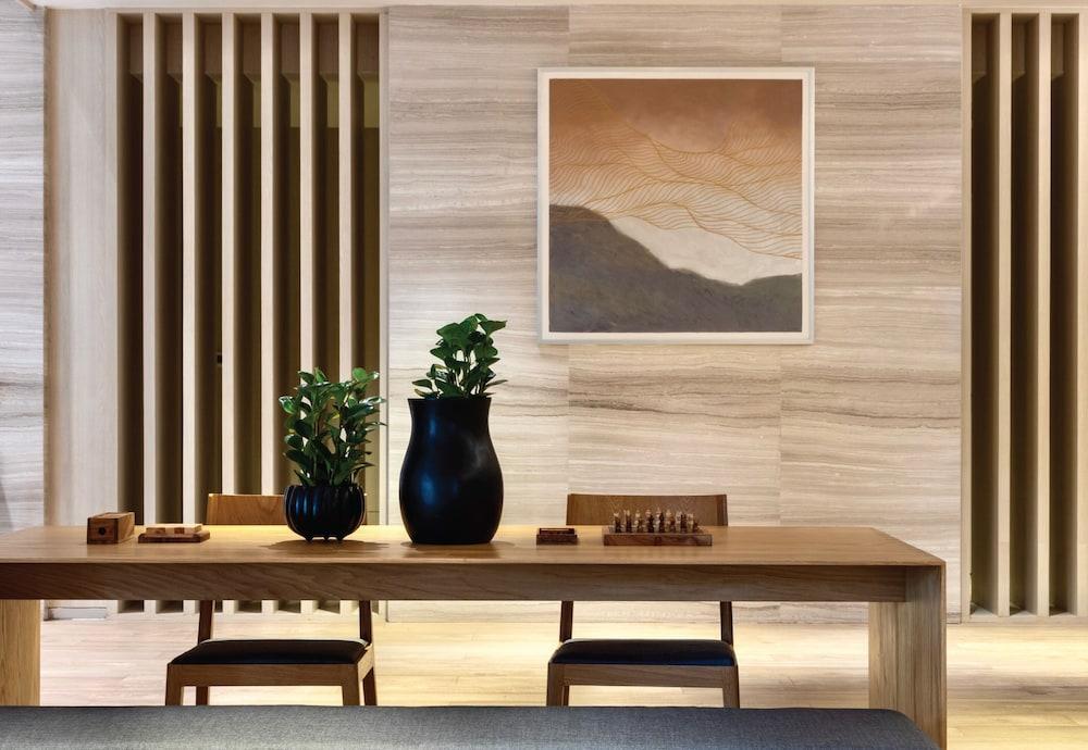 Oakwood Khách sạn 5*