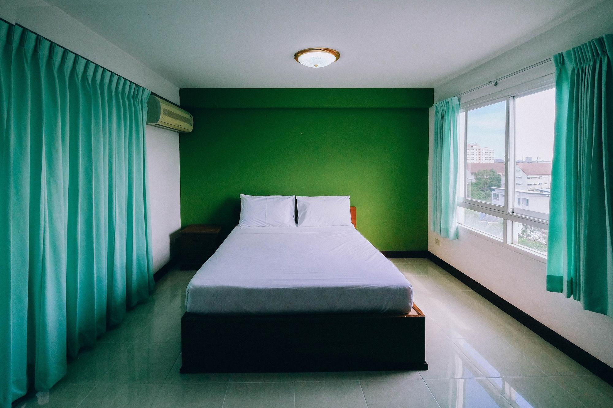 Golden House @ On-nut Station Motel Bangkok