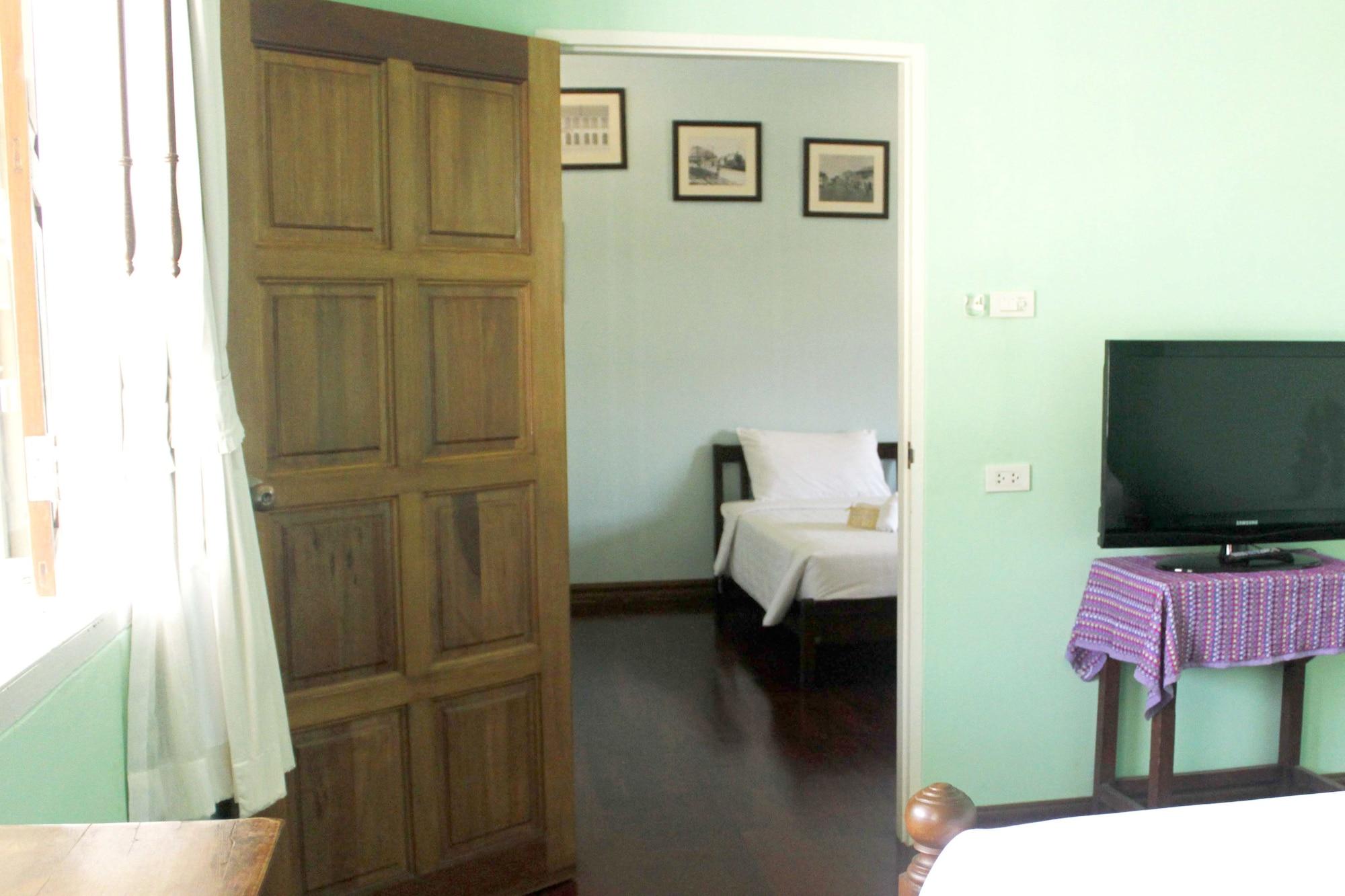 Feung Nakorn Balcony Rooms&cafe Hotel