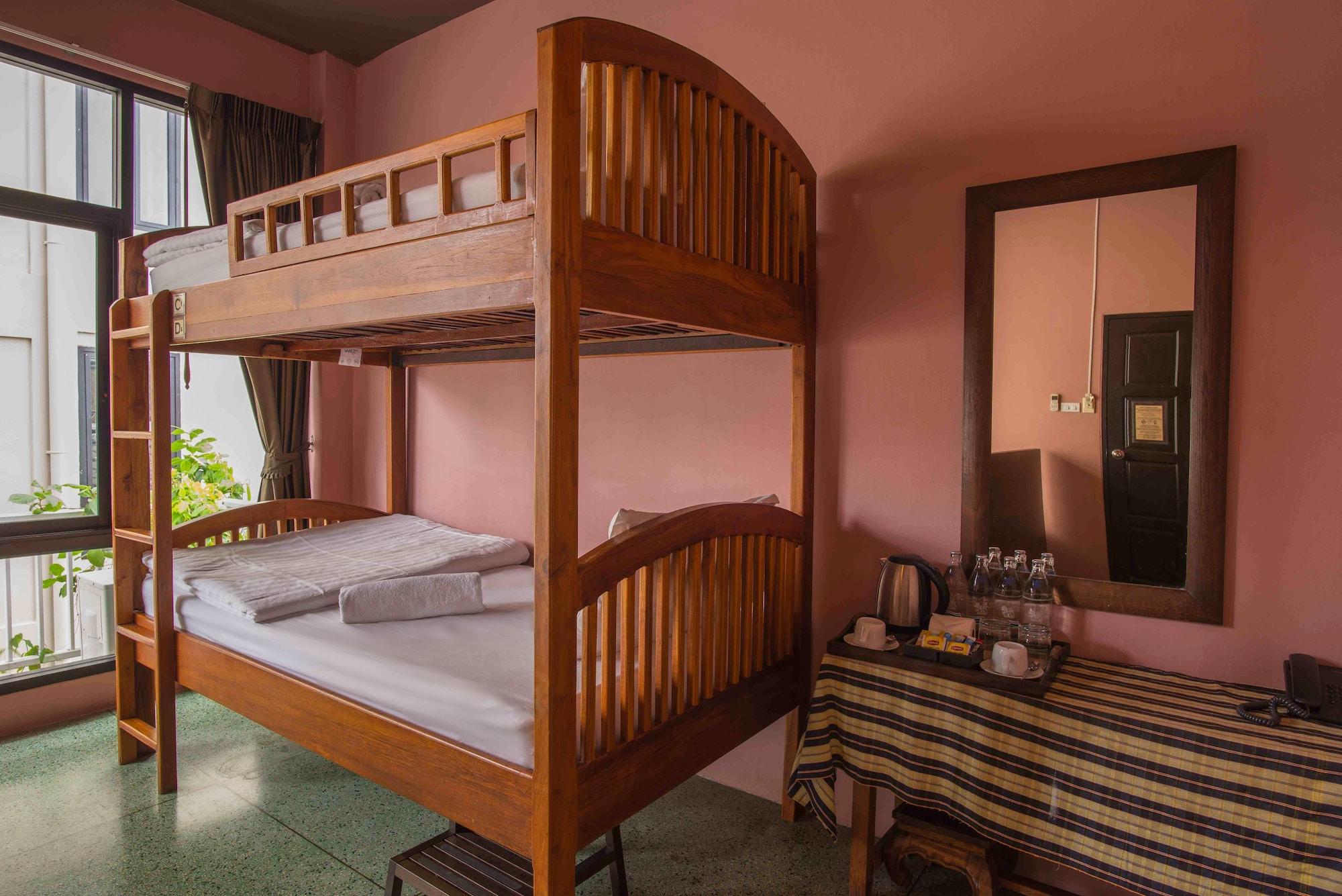 Feung Nakorn Balcony Rooms&cafe Hotel