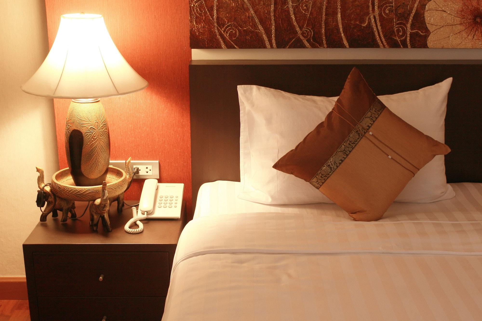 Khách sạn Mirth Sathorn Bangkok