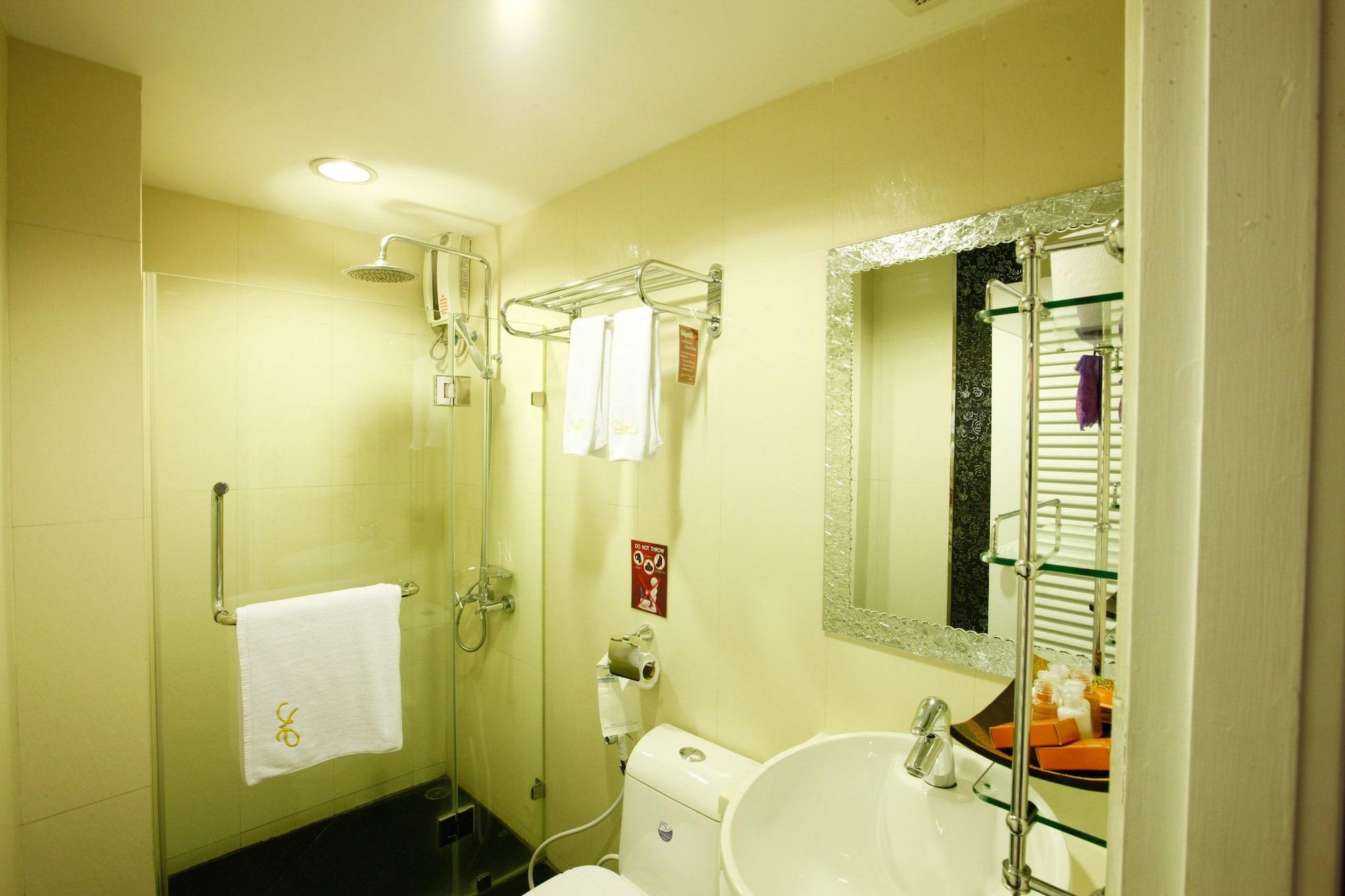 Khách sạn Mirth Sathorn Bangkok