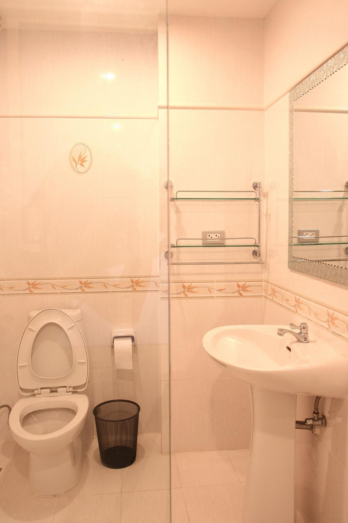 Mirth Sathorn Khách sạn 3*