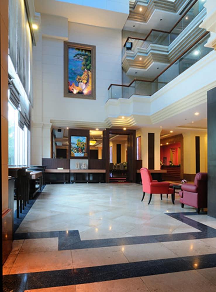 Karnmanee Palace Hotel