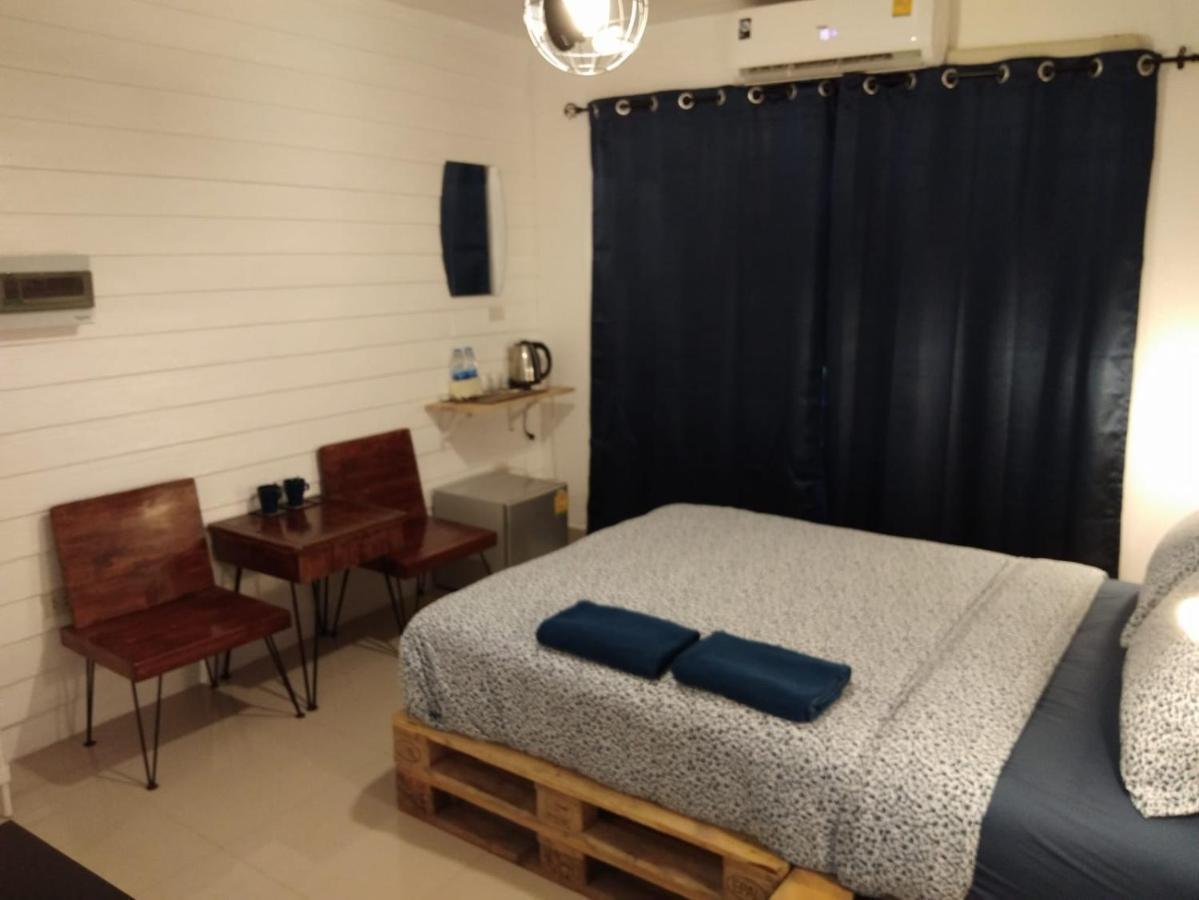 La Hotel *