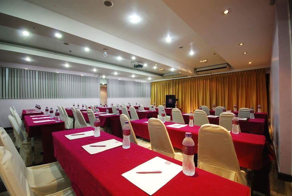 The Embassy Sathorn Khách sạn 3*