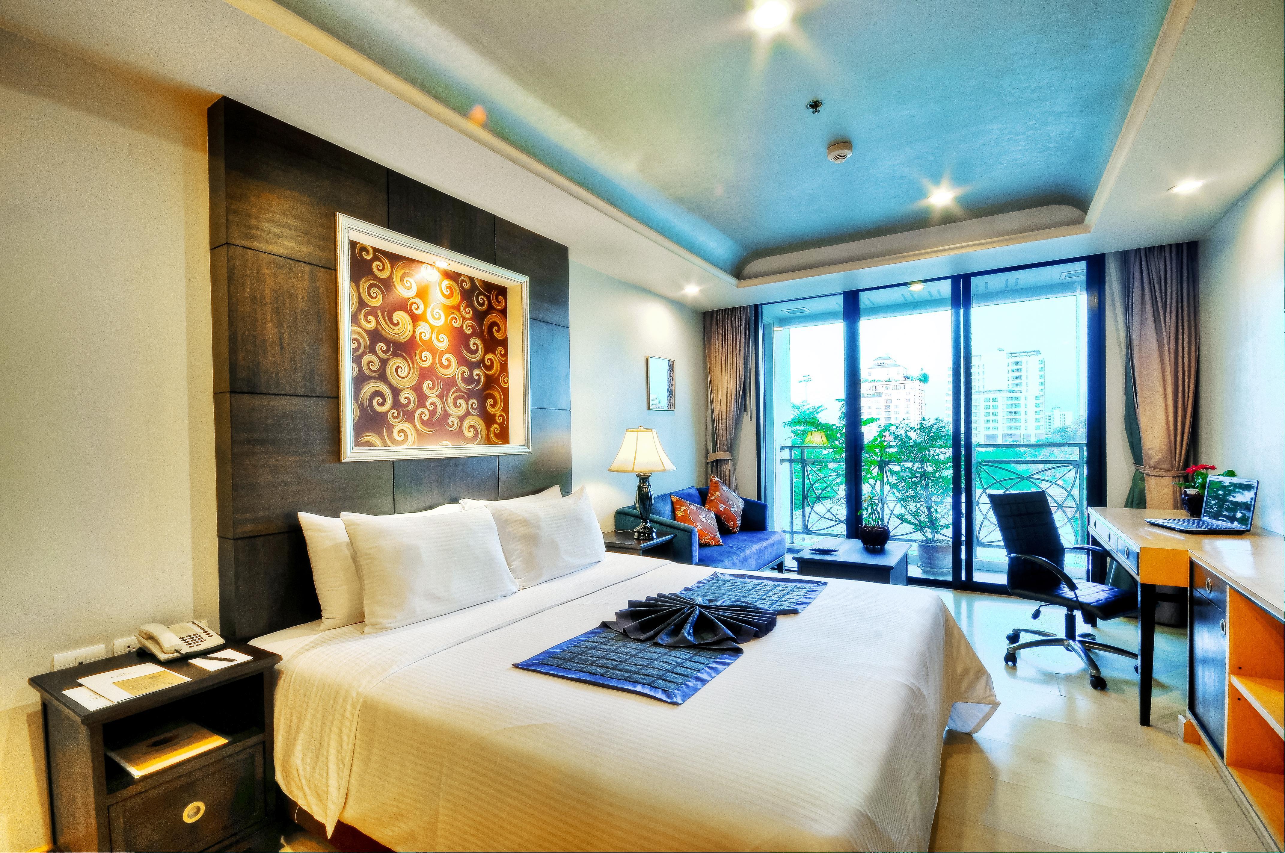Admiral Premier Hotel 4*