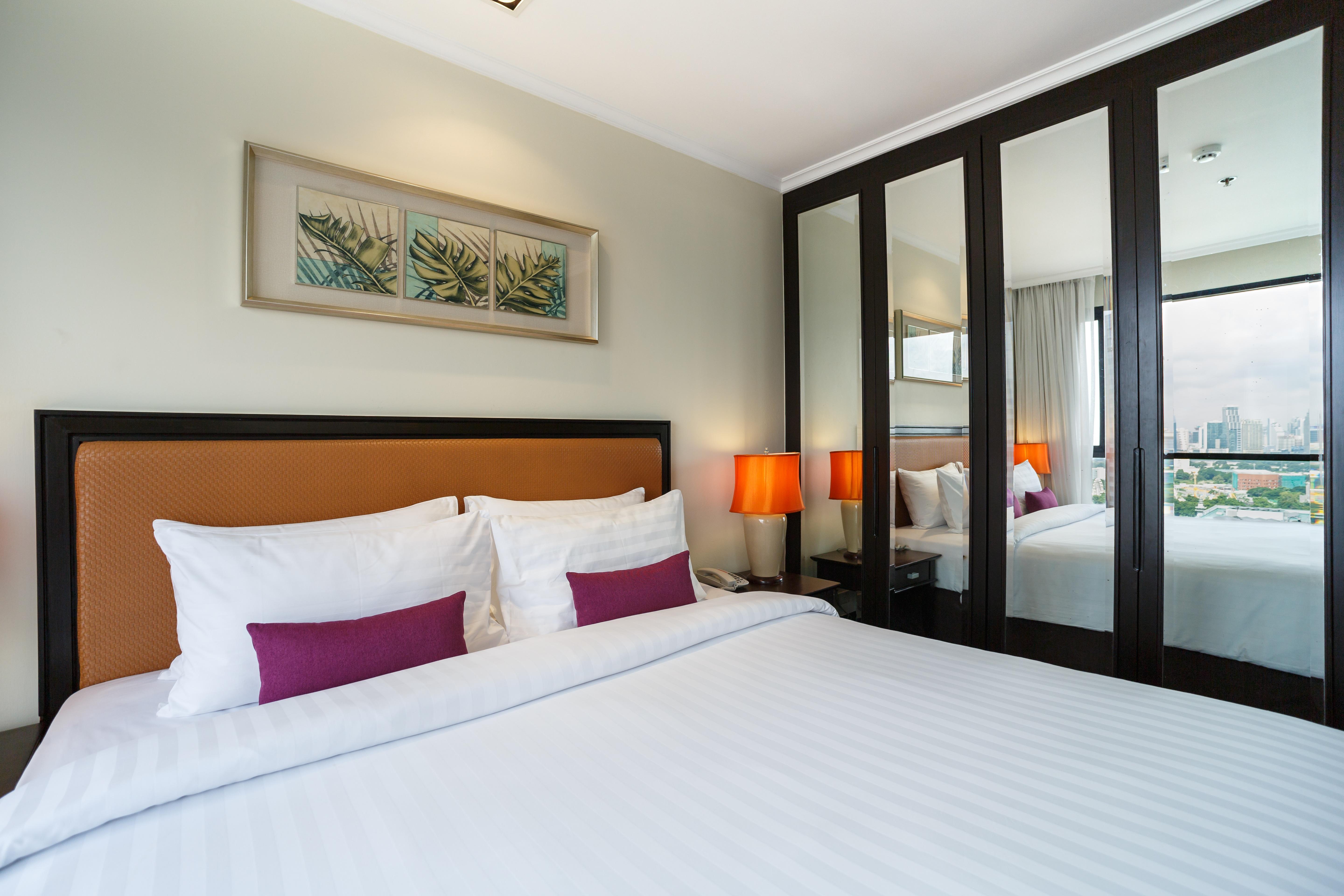 Bandara Silom, Hotel
