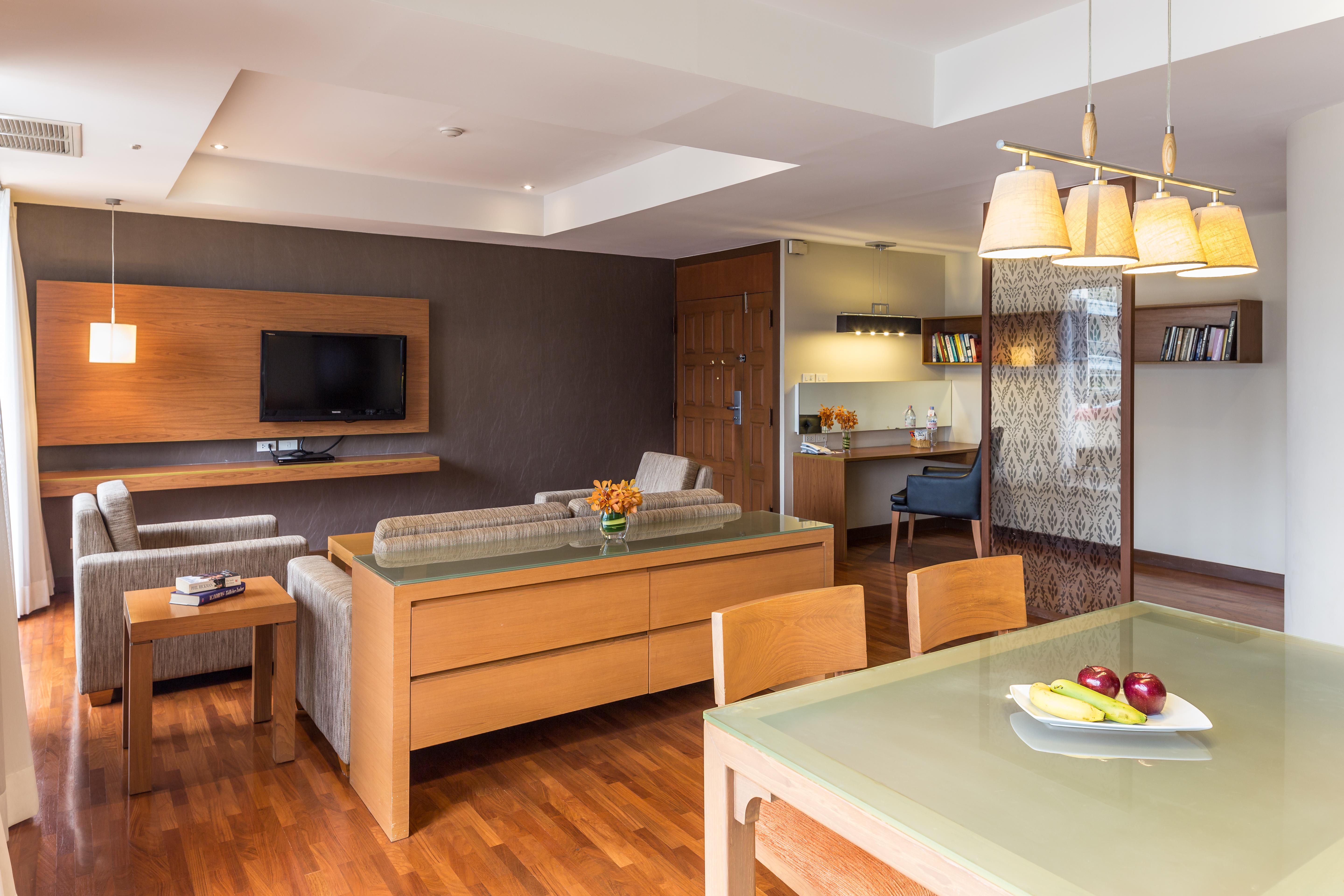 Bandara Silom, Hotel