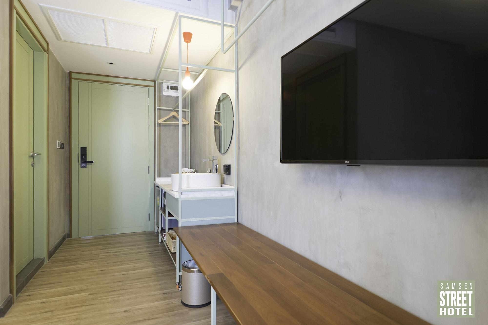 Samsen Street 4*