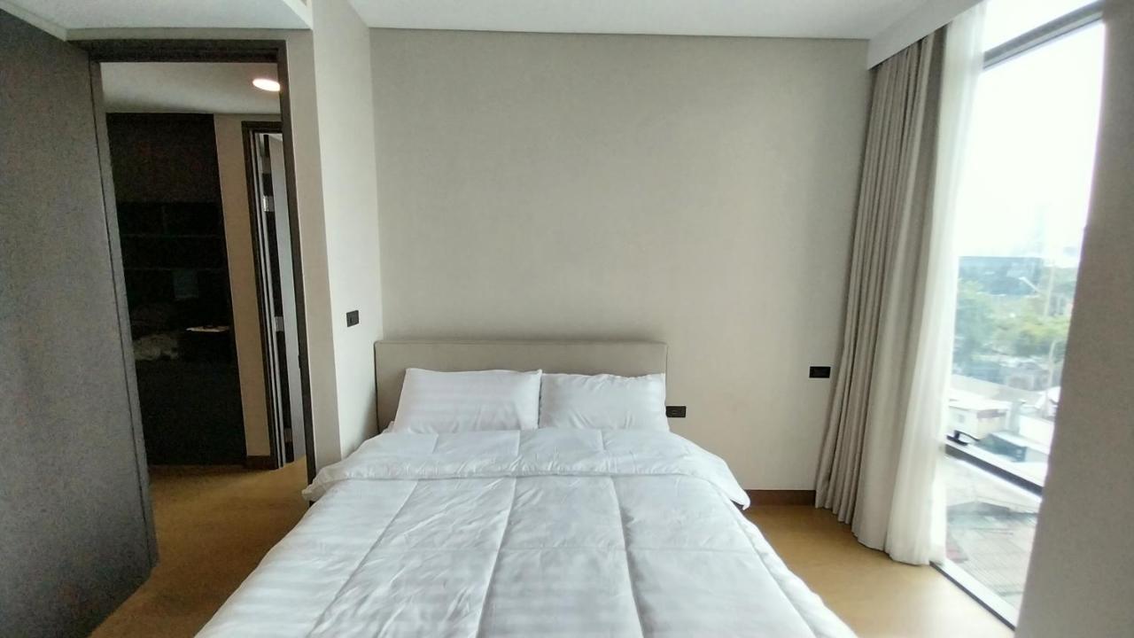Luxury Queen Sirikit Asok Termianl 21 Bangkok