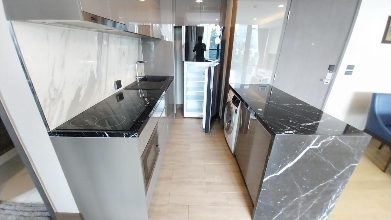 Luxury Queen Sirikit Asok Termianl 21 Bangkok