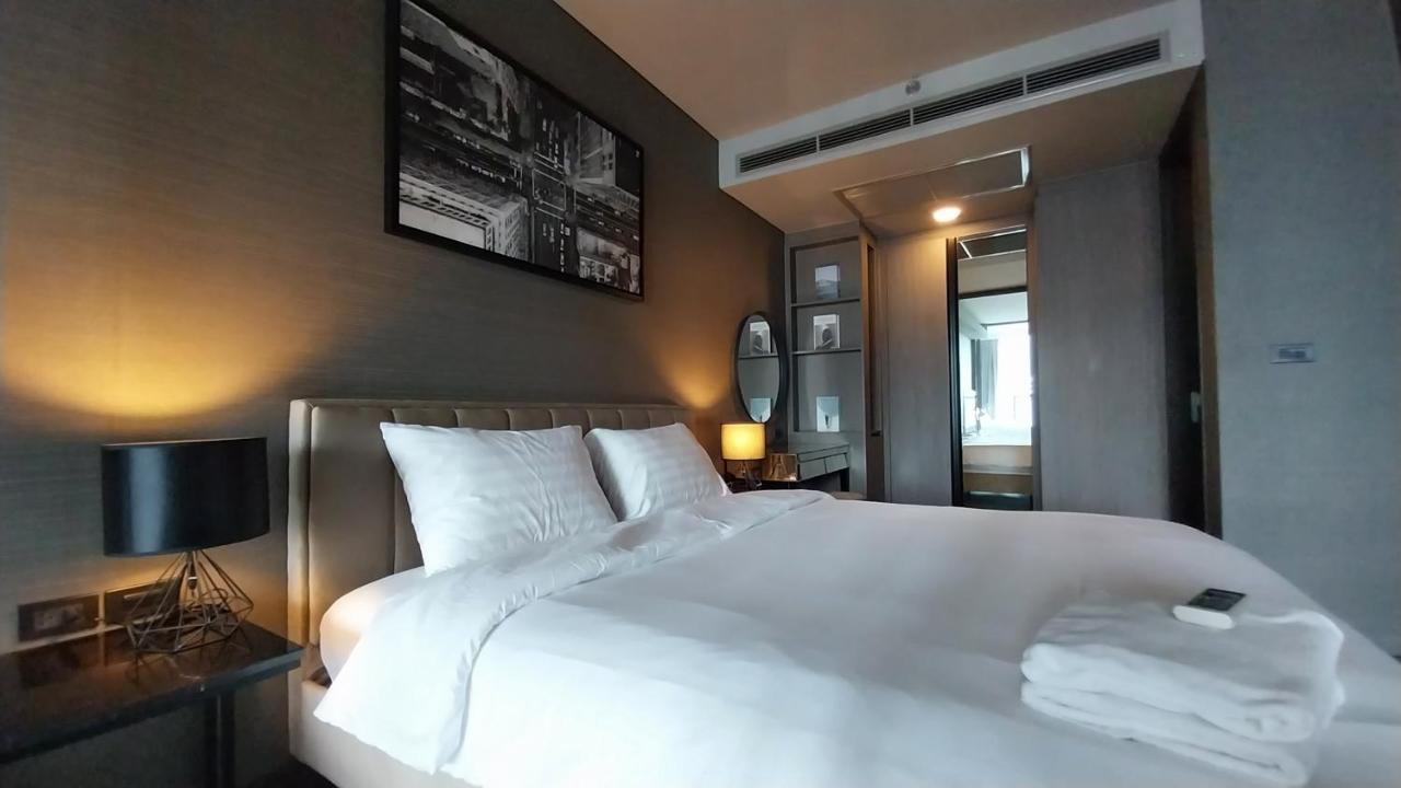 Luxury Queen Sirikit Asok Termianl 21 *