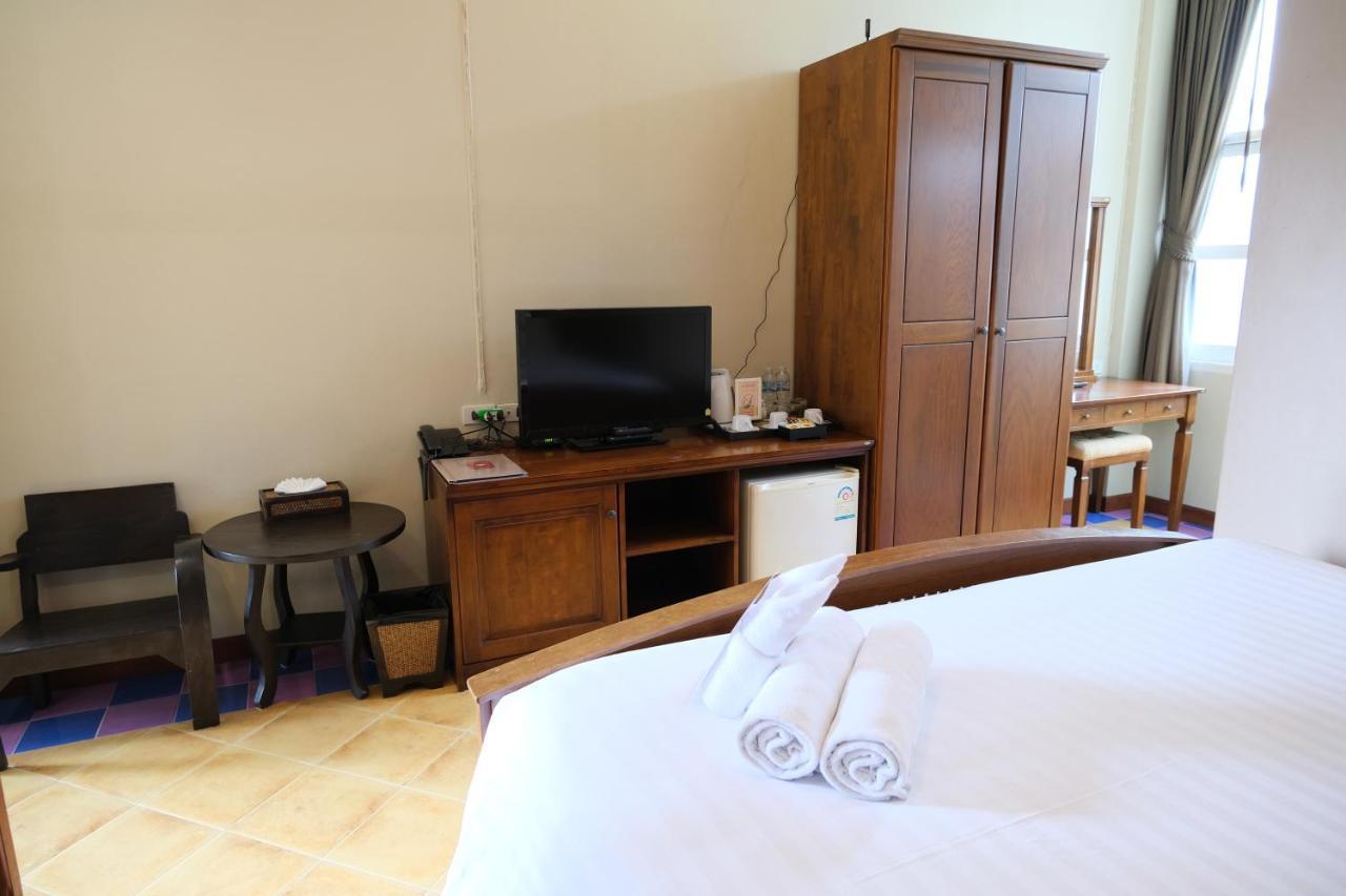 Hotel Feung Nakorn Balcony Rooms&cafe