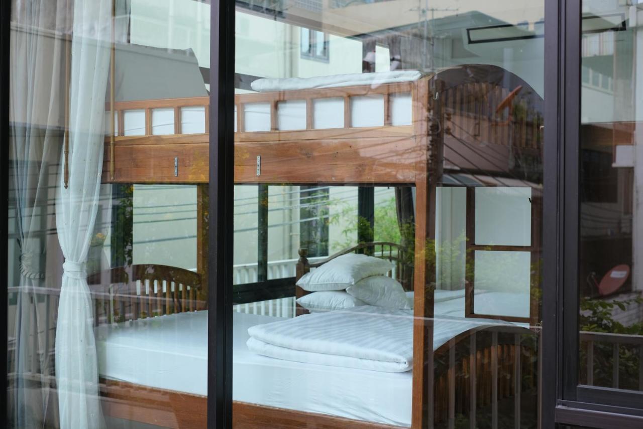 Feung Nakorn Balcony Rooms&cafe