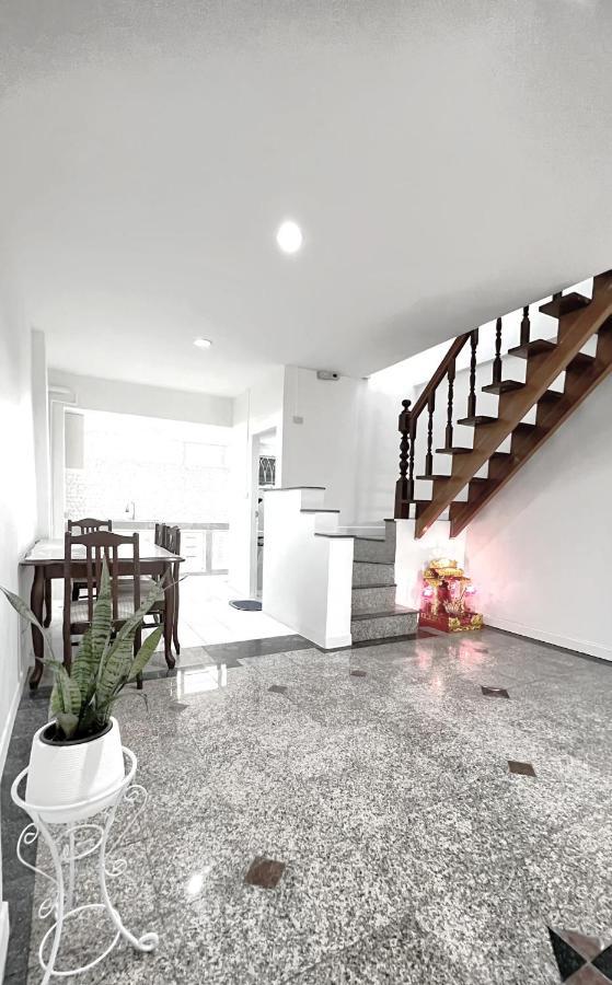 Holiday home Private 4bedrooms-parking-weekly Special Offer