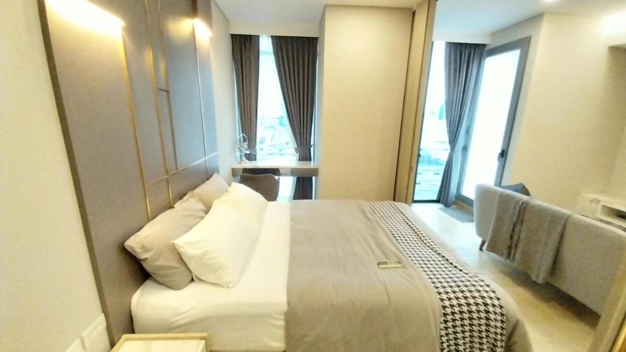 Luxury Queen Sirikit Asok Termianl 21 Bangkok