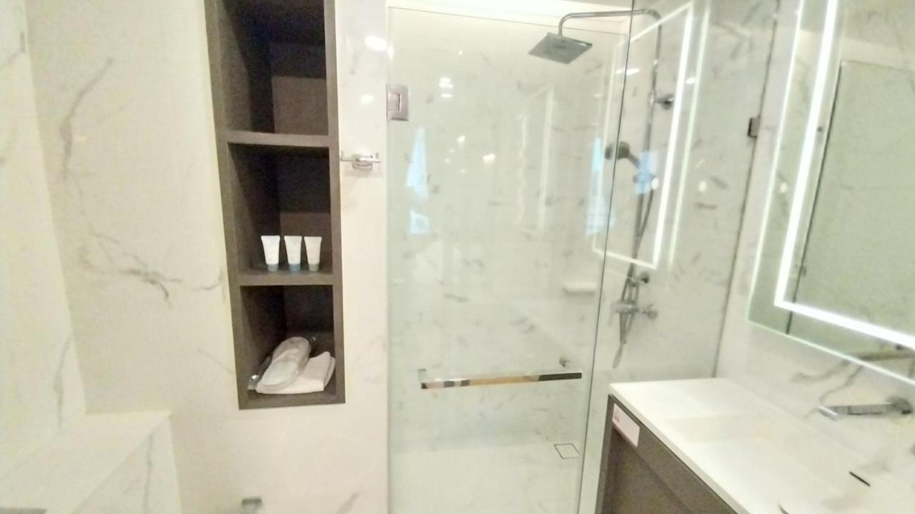 Luxury Queen Sirikit Asok Termianl 21 Apartment