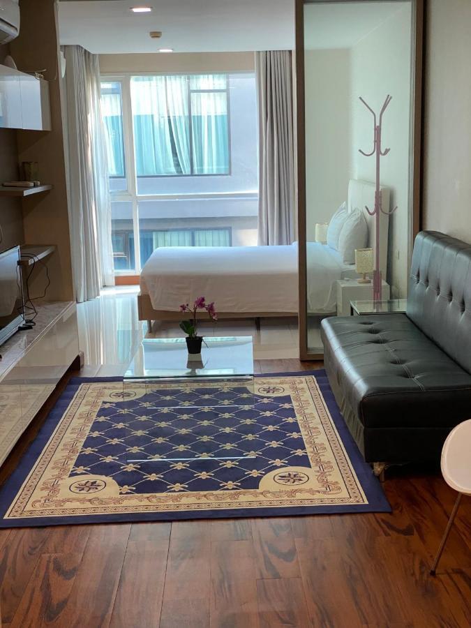 Apartment Bedroom With Kitchen *