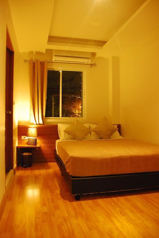 White House Asoke Sukhumvit 18 Bangkok