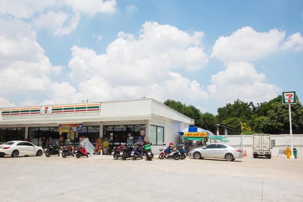 Monte Rama 9 Near Jodfair Market Bangkok