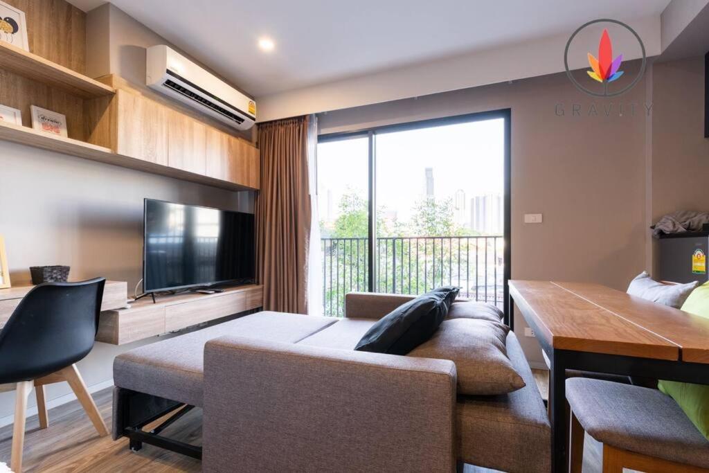 Bts Surasak Riverside Apartment: Ferris Wheel Views & Pool Access Apartamento