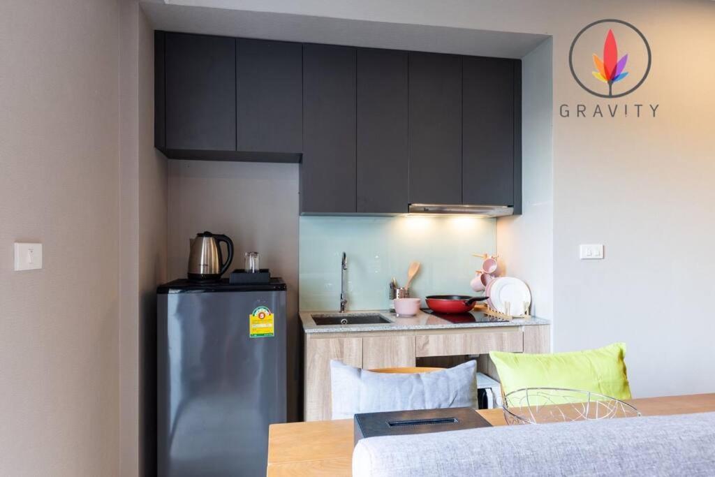 Bts Surasak Riverside Apartment: Ferris Wheel Views & Pool Access Apartamento