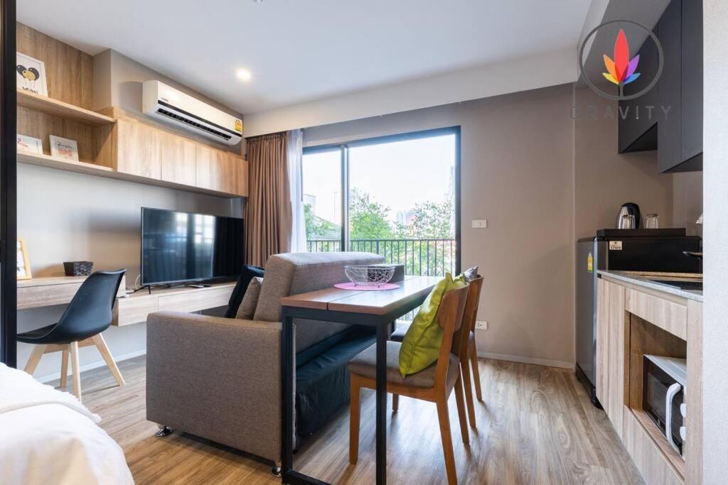 Bts Surasak Riverside Apartment: Ferris Wheel Views & Pool Access Apartamento *