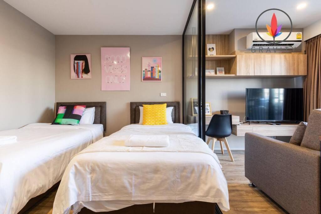 Bts Surasak Riverside Apartment: Ferris Wheel Views & Pool Access Apartamento Banguecoque