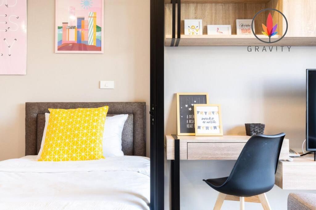 Bts Surasak Riverside Apartment: Ferris Wheel Views & Pool Access Banguecoque