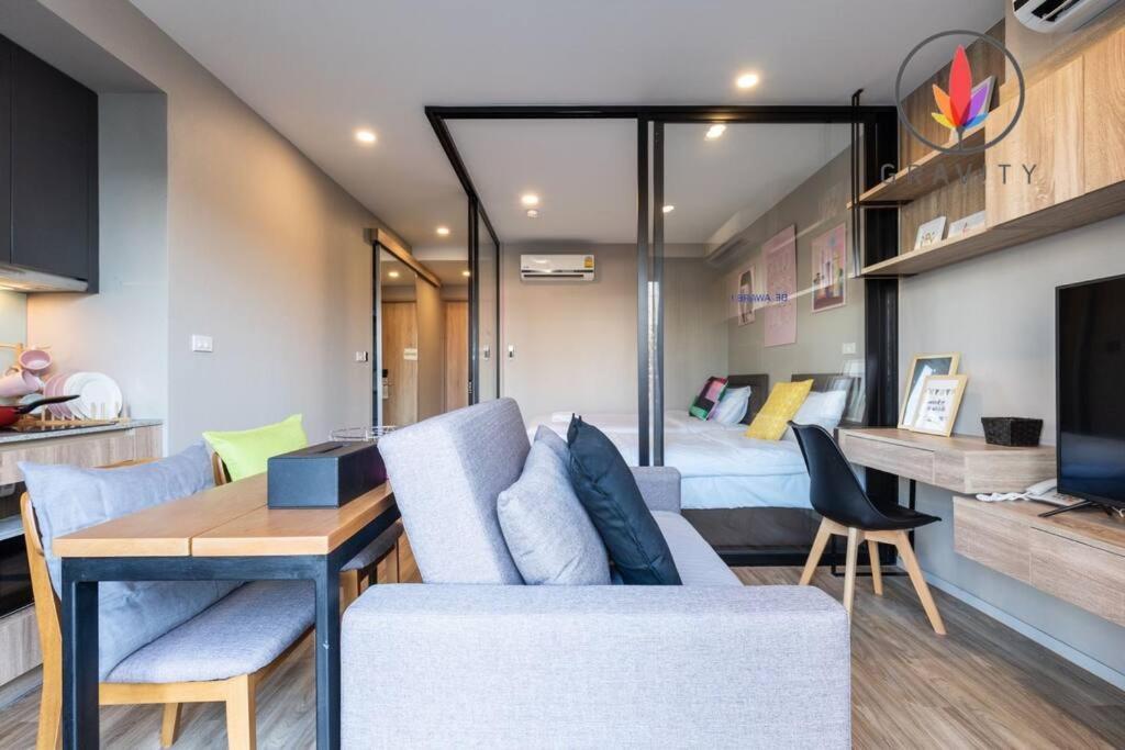 Apartamento Bts Surasak Riverside Apartment: Ferris Wheel Views & Pool Access