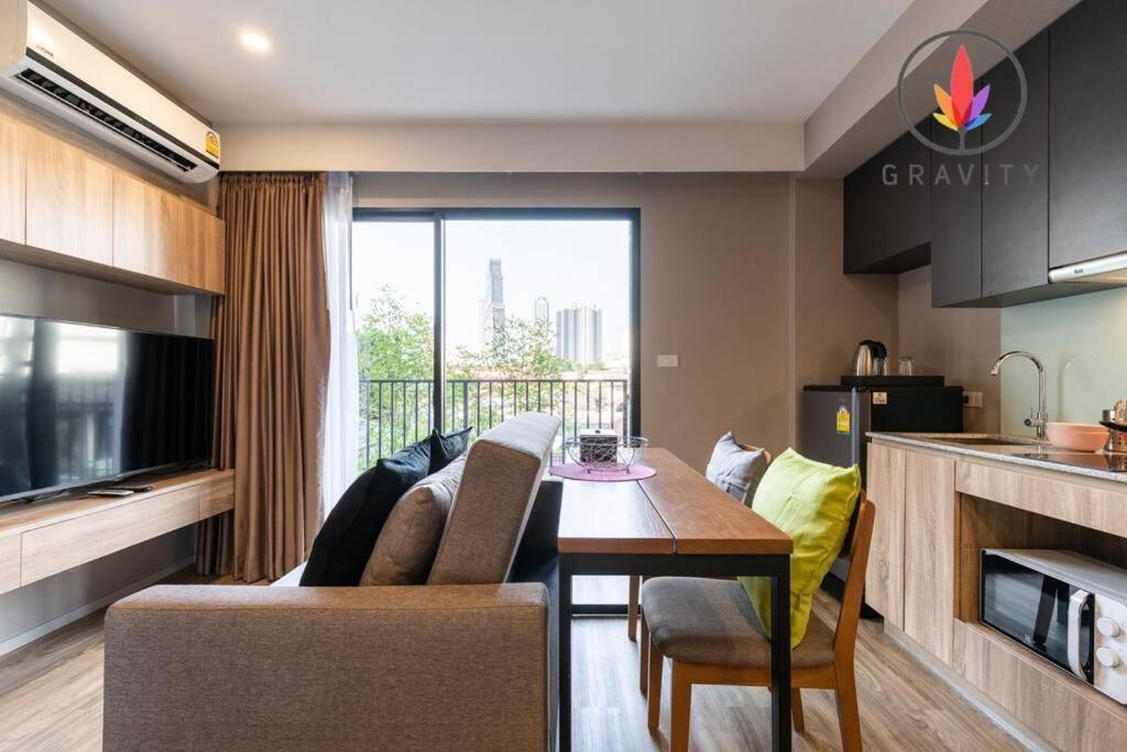 Bts Surasak Riverside Apartment: Ferris Wheel Views & Pool Access Banguecoque