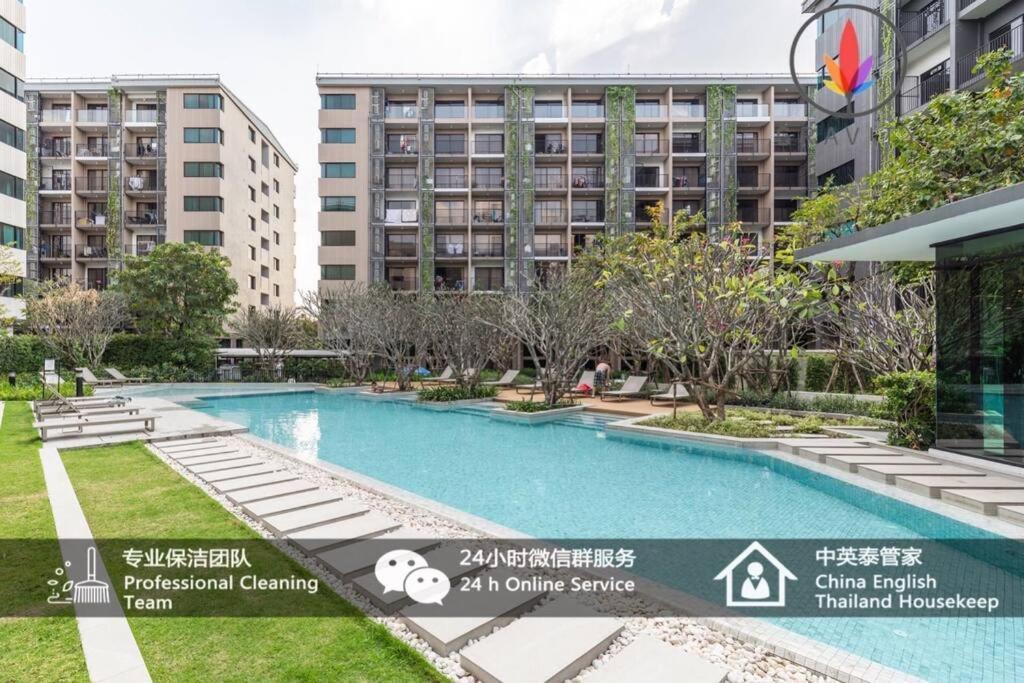 Apartamento Bts Surasak Riverside Apartment: Ferris Wheel Views & Pool Access *