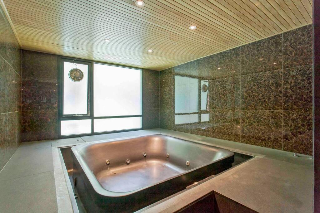 1bedroom King Bed Fast Wifi Gym 00 Big Pool Checkin24h Apartment