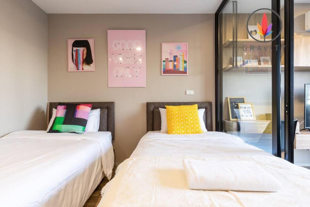 Bts Surasak Riverside Apartment: Ferris Wheel Views & Pool Access Apartamento *