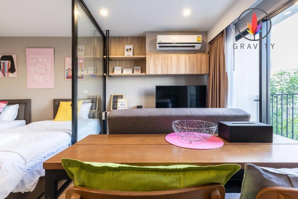 Bts Surasak Riverside Apartment: Ferris Wheel Views & Pool Access Apartamento *