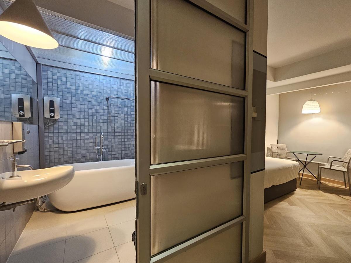 Somewhere To Escape - Hometel Hotel Bangkok