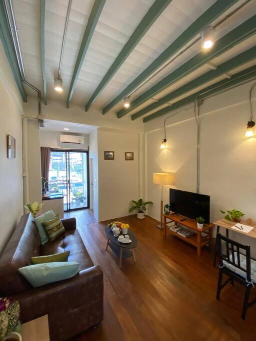 1 Min Walk To Bts, 3 Bed 3 Bath, Entire House *