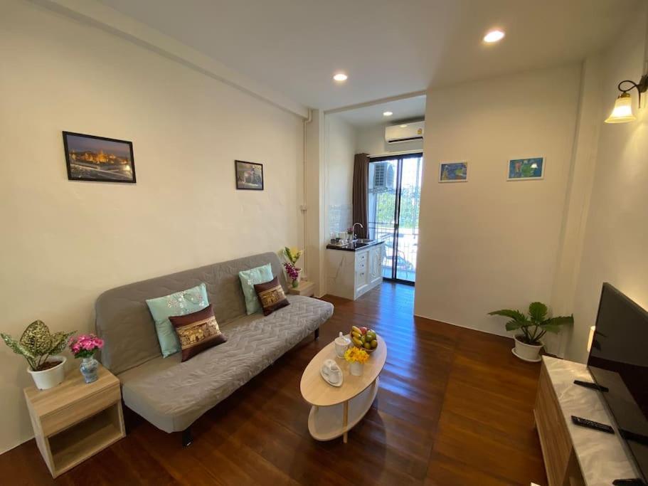 Apartment 1 Min Walk To Bts, 3 Bed 3 Bath, Entire House