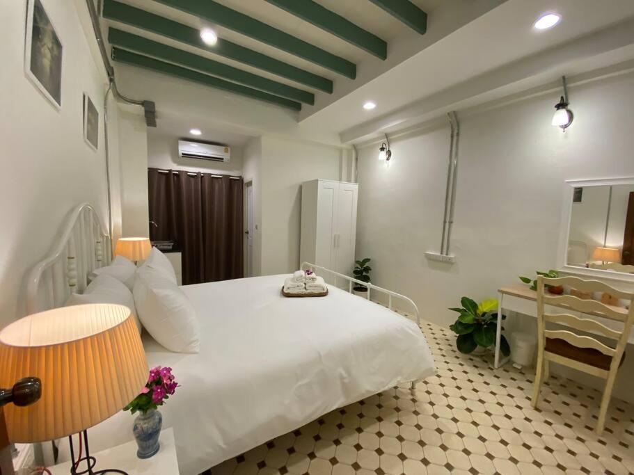 1 Min Walk To Bts, 3 Bed 3 Bath, Entire House Apartment *