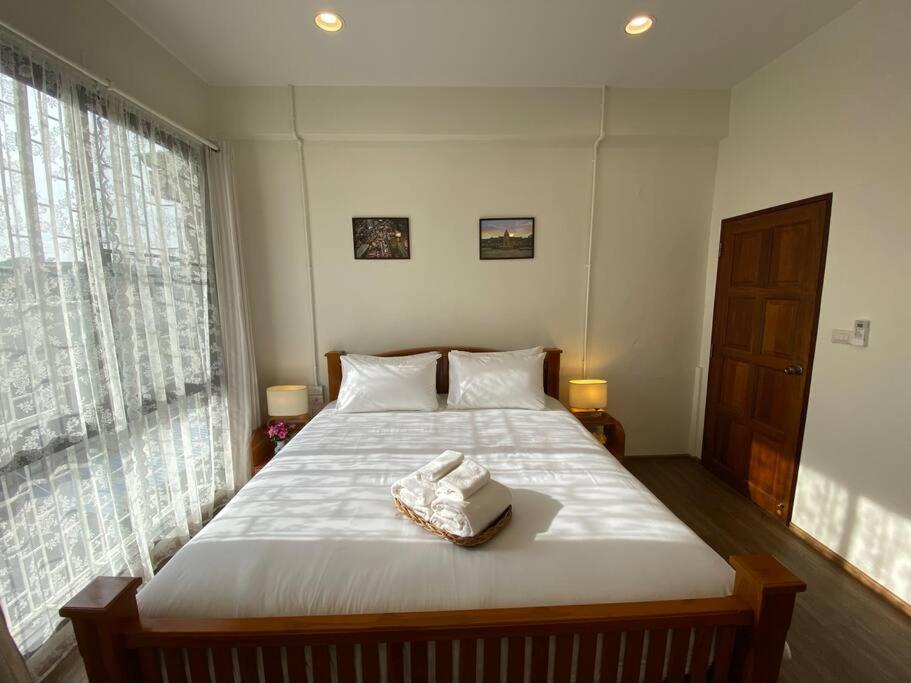 Apartment 1 Min Walk To Bts, 3 Bed 3 Bath, Entire House *