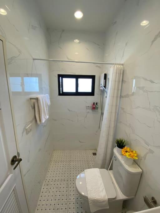 Apartment 1 Min Walk To Bts, 3 Bed 3 Bath, Entire House *