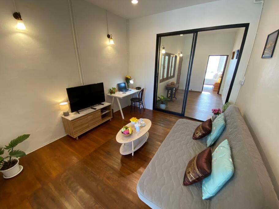 1 Min Walk To Bts, 3 Bed 3 Bath, Entire House Apartment