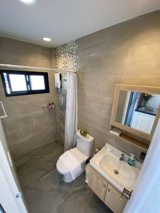 Apartment 1 Min Walk To Bts, 3 Bed 3 Bath, Entire House *